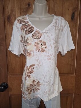 Nicole Miller White V-Neck Floral Studded Short Sleeve Top